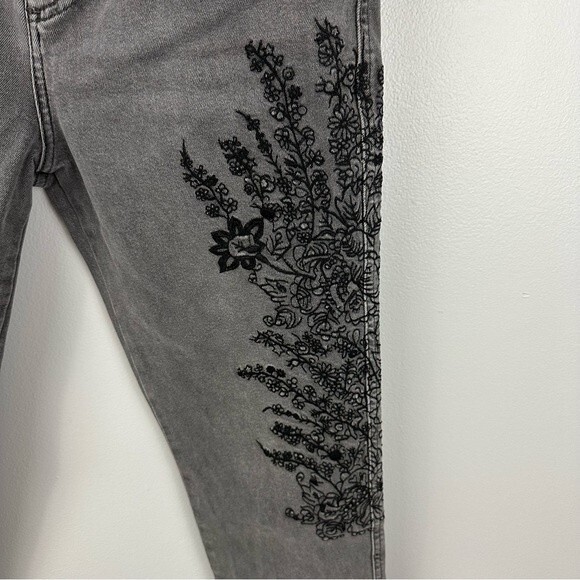 We The Free For Free People Grey Floral Embroidered Girlfriend Jeans Size 28 - Picture 15 of 16